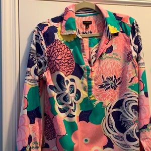 Beautiful patterned top! 🌸